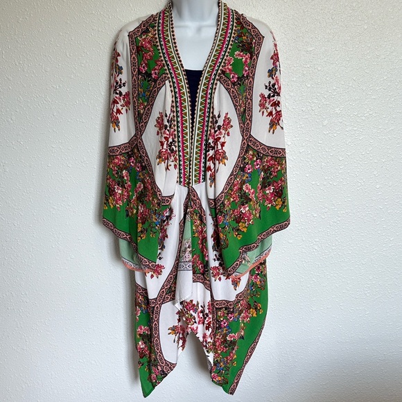 Flying Tomato Other - Flying Tomato Floral Green and White Kimono Size Medium Large